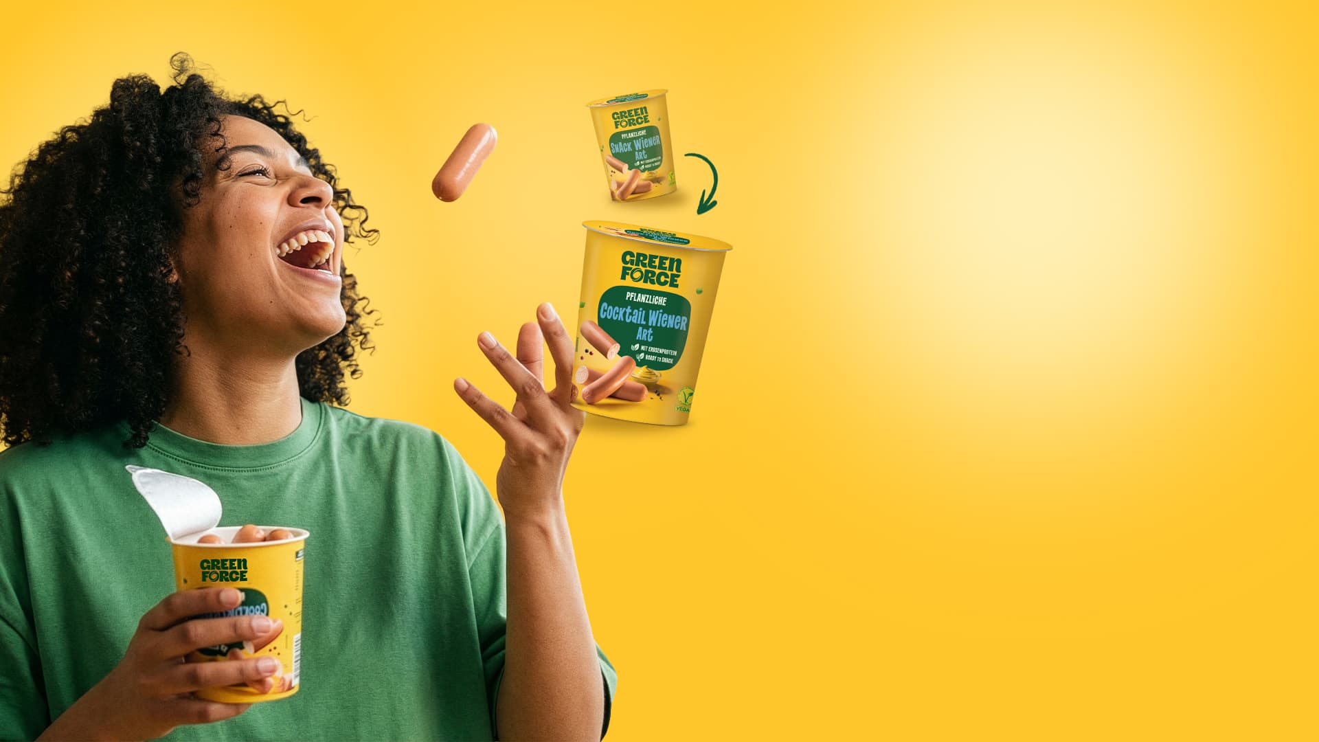 Frau mit pflanzlichen Cocktail Wiener Snacks von GREENFORCE