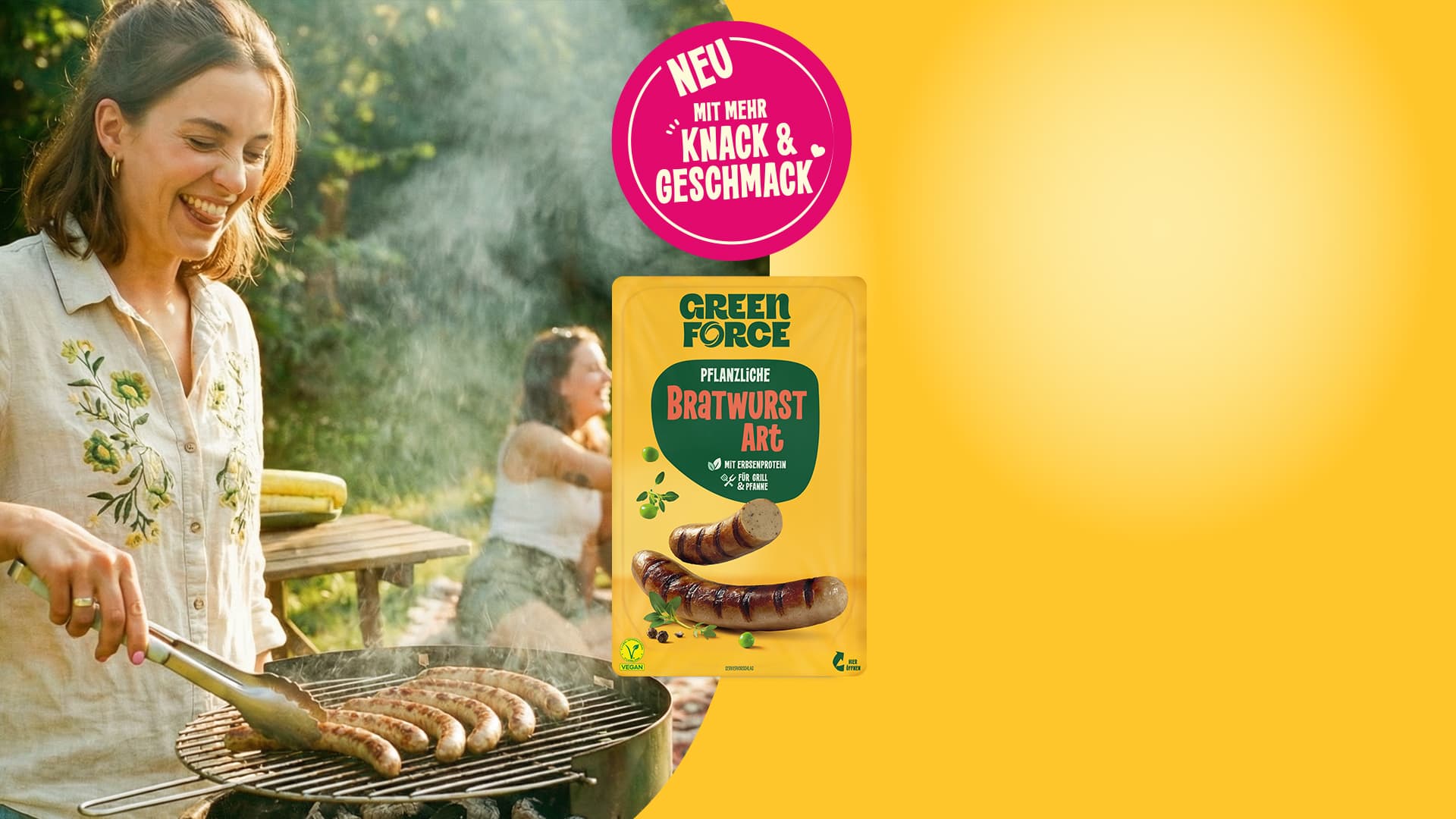 Frau am Grill mit pflanzlicher GREENFORCE Bratwurst